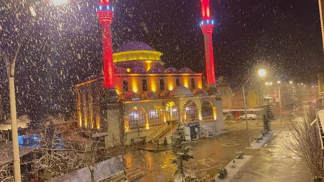 Kış geri döndü: Kastamonu'ya lapa lapa kar yağdı