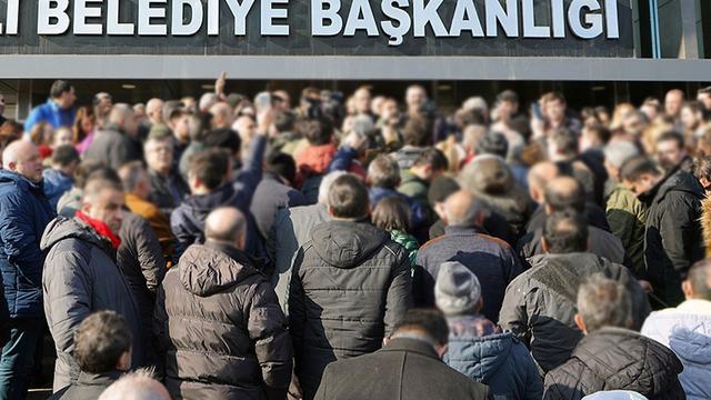 İkisine de ayrı ayrı seslendiler: Belediye binası önünde 'Yalnız değil' sloganları yükseldi!