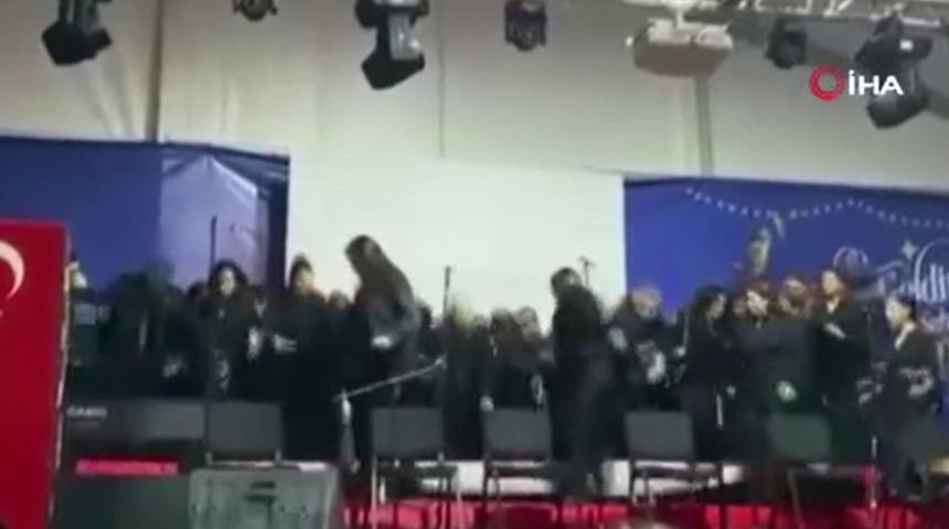 Ramazan etkinlik çadırında sahne önce çatırdadı sonra çöktü! Onlarca kişi yere yığıldı