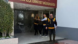 Silahlı şüphelileri, polis aracıyla motosiklete çarparak yakaladılar!