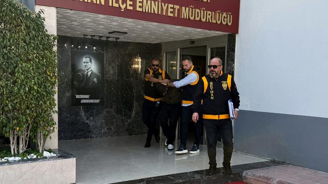 Silahlı şüphelileri, polis aracıyla motosiklete çarparak yakaladılar!