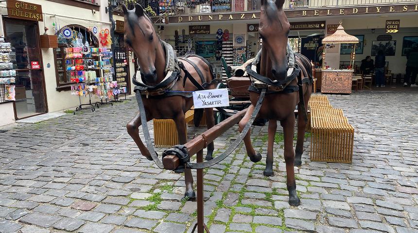 Eskişehir’de ilginç yasak! Tarihi çarşıdaki at heykellerine binmek yasaklandı, o uyarı asıldı