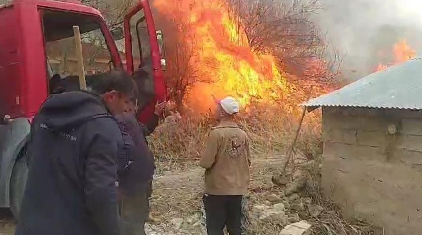 Van'da korkutan yangın! Gürpınar ilçesinde anız yangını çıktı