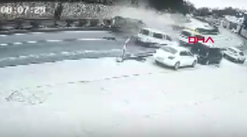 Karşı y&ouml;ne ge&ccedil;en otomobil, taksi ve kamyonete &ccedil;arptı! 2 yaralı apar topar hastaneye kaldırıldı