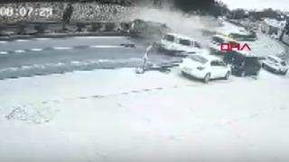 Karşı yöne geçen otomobil, taksi ve kamyonete çarptı! 2 yaralı apar topar hastaneye kaldırıldı