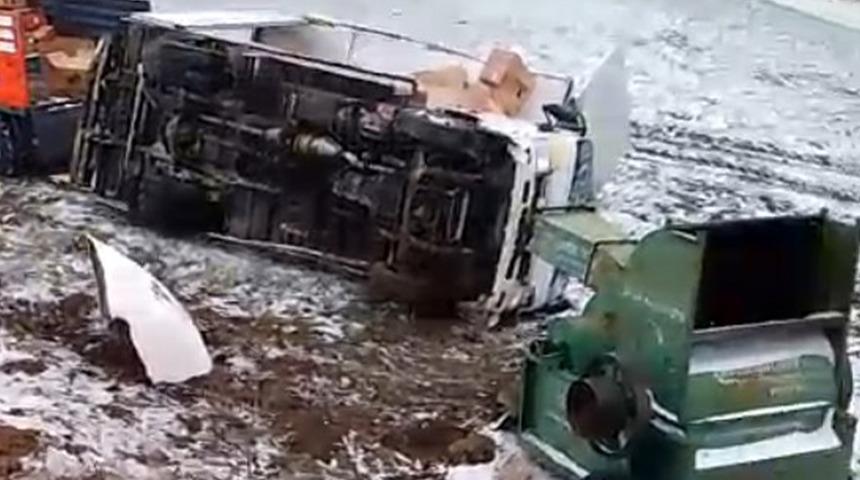 Mart karı kazaya sebep oldu! Direksiyon hakimiyetini kaybeden sürücü tarlaya uçtu 