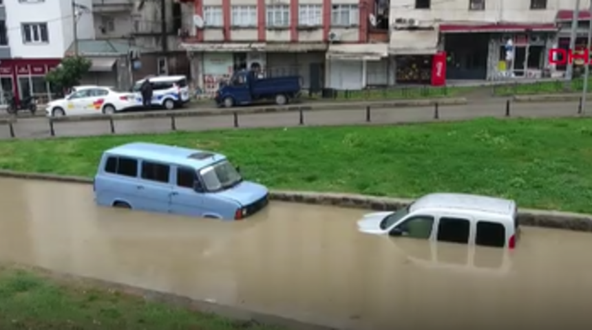 Trabzon'da sağanak etkisi yaşamı olumsuz etkiledi... Araçlar suya gömüldü!