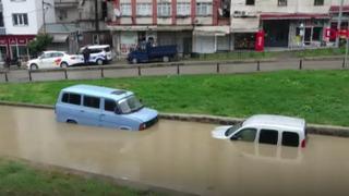 Trabzon'da sağanak etkisi yaşamı olumsuz etkiledi... Araçlar suya gömüldü!