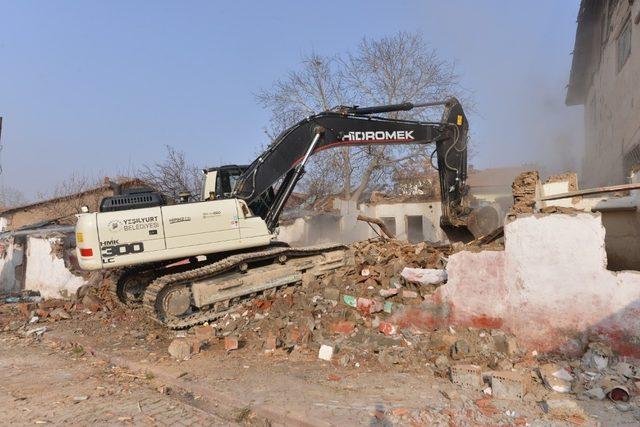 Yeşilyurt’ta 178 metruk bina yıkıldı