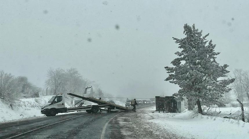 Domaniç-İnegöl kara yolunda ticari araç devrildi