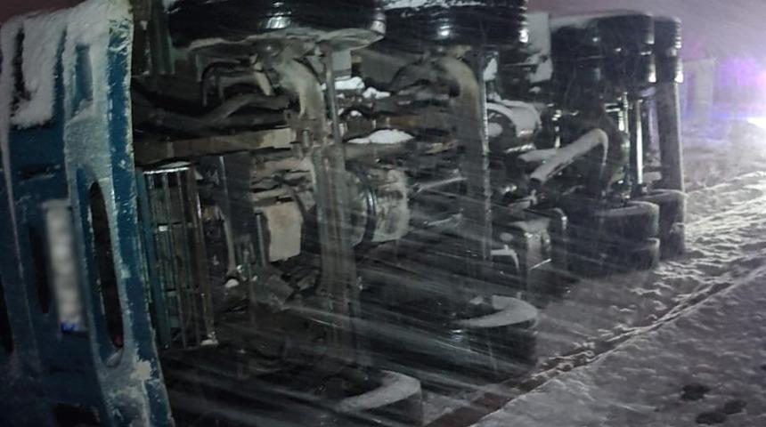 Isparta'da feci kaza! Kontrolden çıkan kamyon devrildi