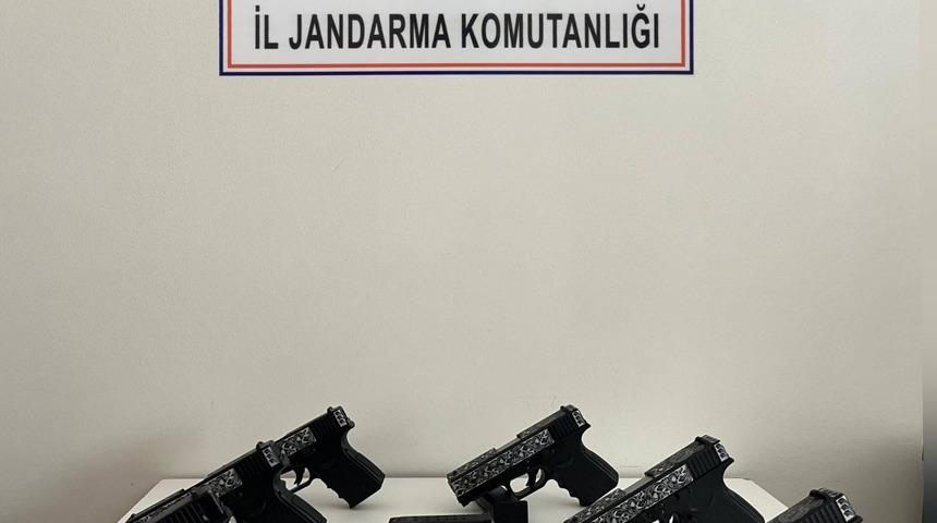  Tekirdağ'da jandarmadan kaçakçılık ve silah operasyonu: Kaçak tütün ürünleri ve silah ele geçirildi