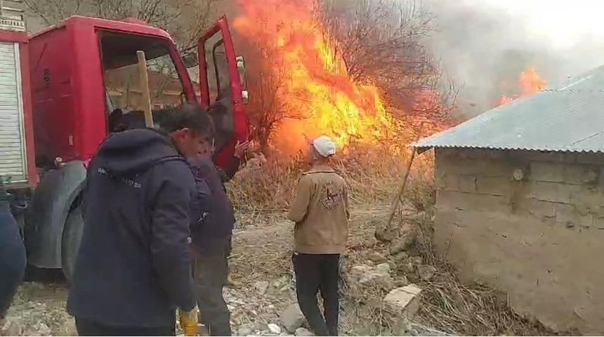 Van'da korkutan anız yangını!
