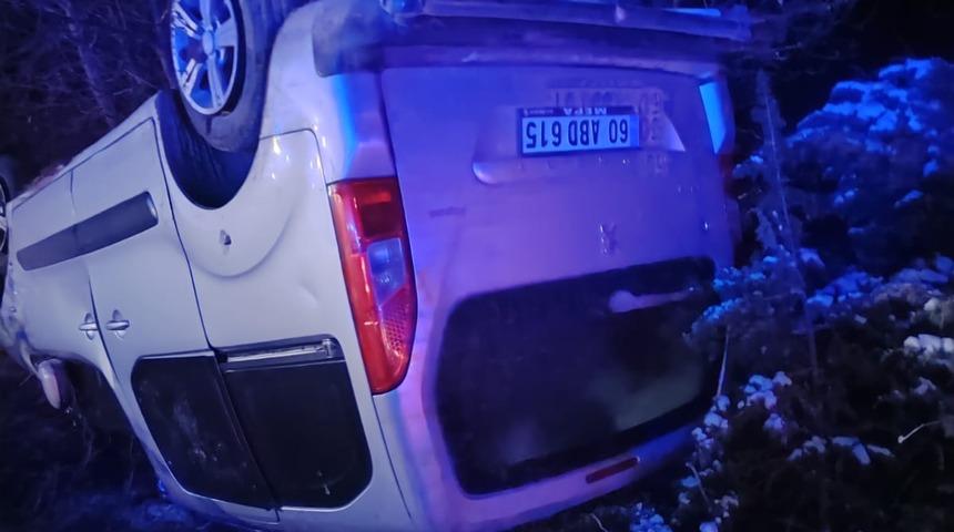 Tokat'ta devrilen hafif ticari araçtaki 5 kişi yaralandı