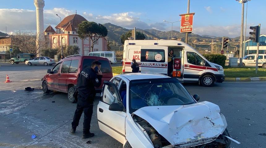 Aydın'da otomobil ile hafif ticari aracın çarpışması sonucu 7 kişi yaralandı