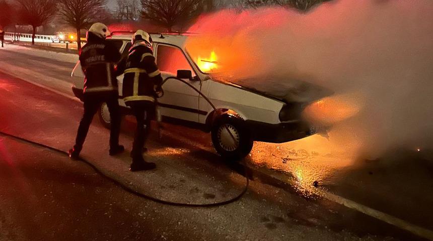 Nevşehir'de seyir halindeyken alev alan otomobil itfaiye ekiplerince s&ouml;nd&uuml;r&uuml;ld&uuml;