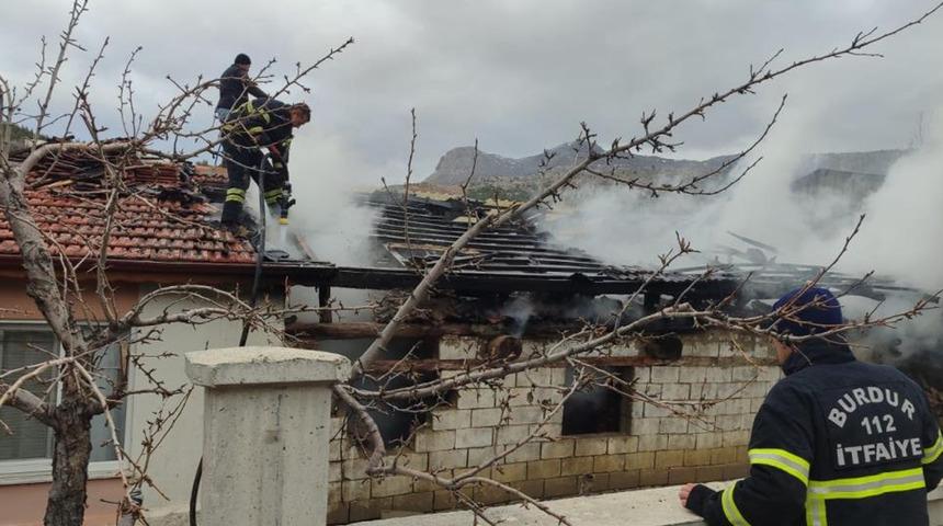Bir kıvılcım samanlık, odunluk ve traktörü küle çevirdi