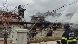 Bir kıvılcım samanlık, odunluk ve traktörü küle çevirdi