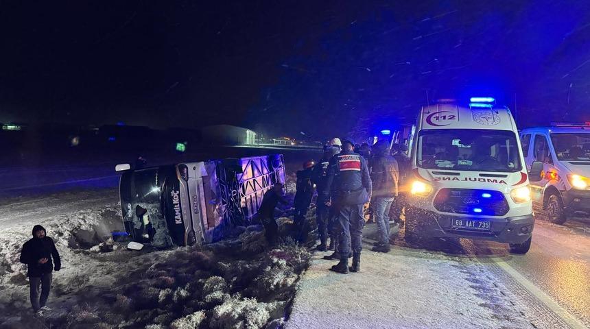 Aksaray'da otobüsün devrilmesi sonucu 20 kişi yaralandı