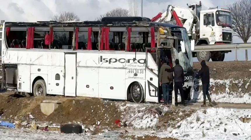 Yolcu otobüsü şarampole devrildi! Ölü ve yaralılar var