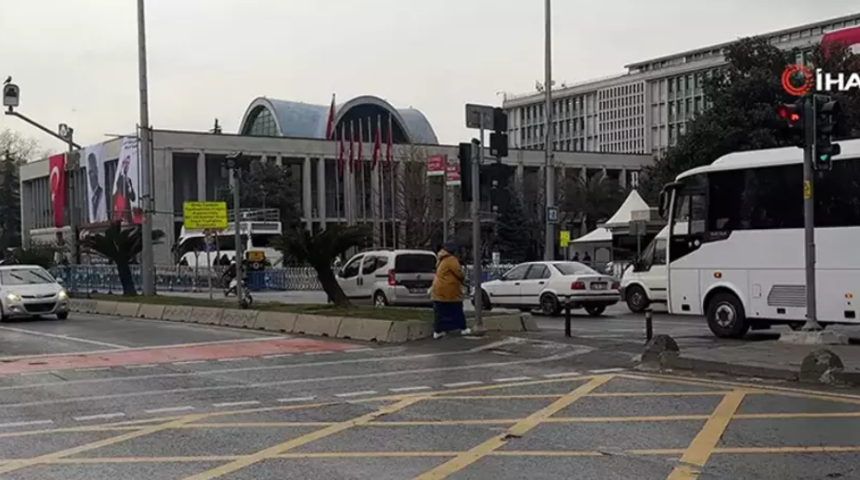 İBB binası önünde sessizlik hakim