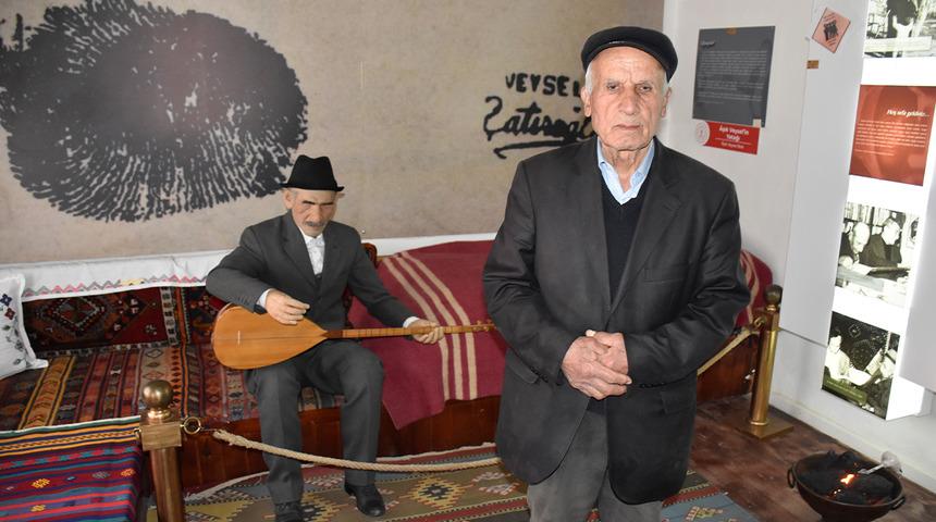 Köyündeki müze görevlisi, tanıdığı Aşık Veysel'in bilinmeyenlerini anlattı!