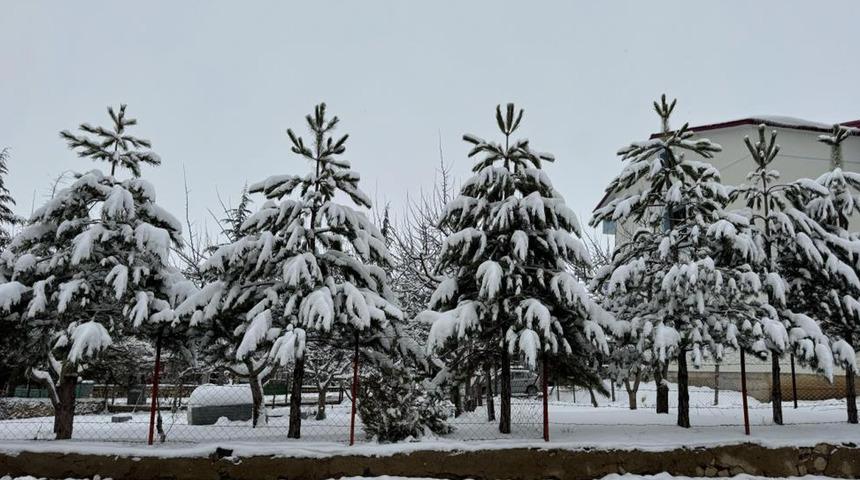 Adana'nın Tufanbeyli ilçesinde kar etkili oldu