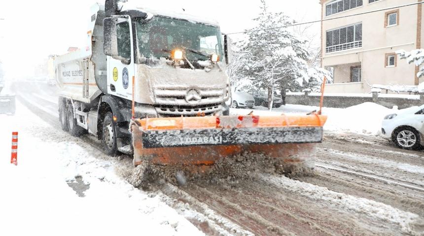 Melikgazi'de karla m&uuml;cadele s&uuml;r&uuml;yor