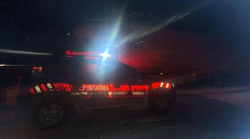 Karda mahsur kalanların imdadına Jandarma yetişti