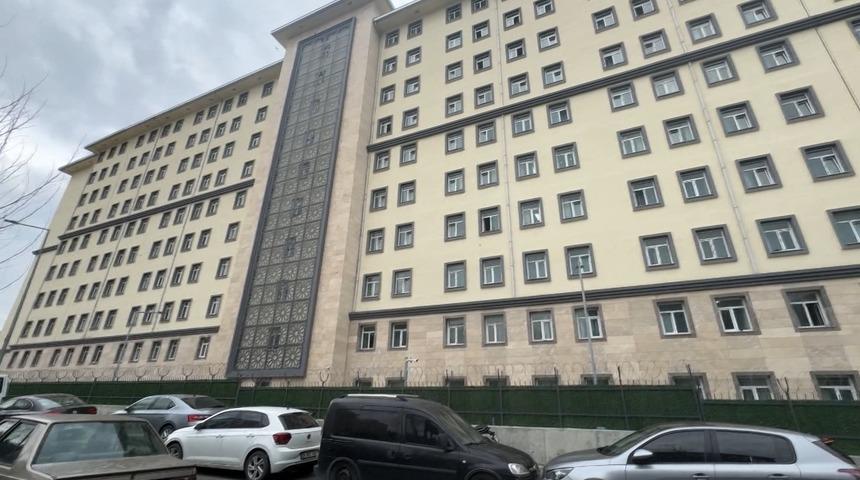 Uyuşturucu başta olmak üzere pek çok suç kaydı var... Elini kolunu sallaya sallaya kız yurduna girdi!