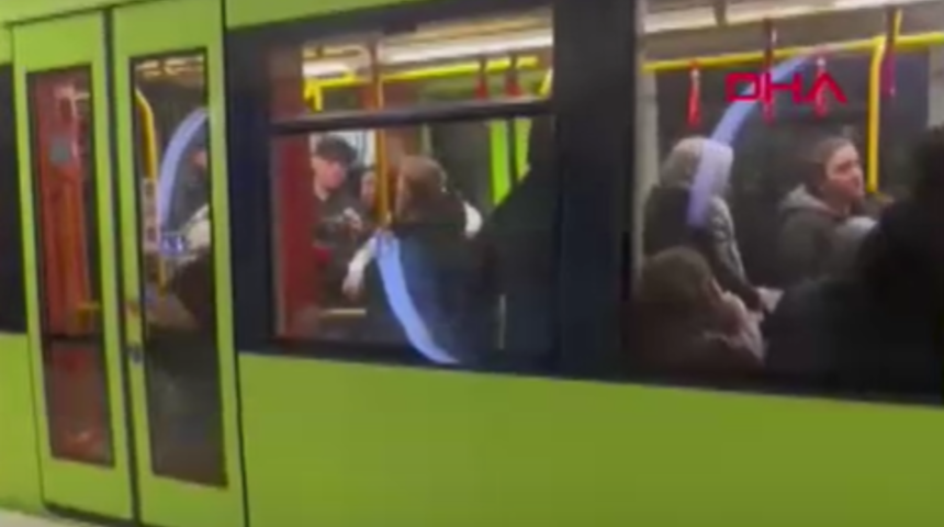 Başka bir yolcuya hakaret ettiği iddia edilen kişiyi, durakta metrodan attılar!