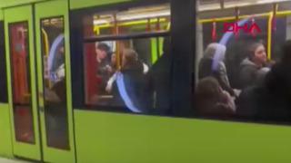 Başka bir yolcuya hakaret ettiği iddia edilen kişiyi, durakta metrodan attılar!