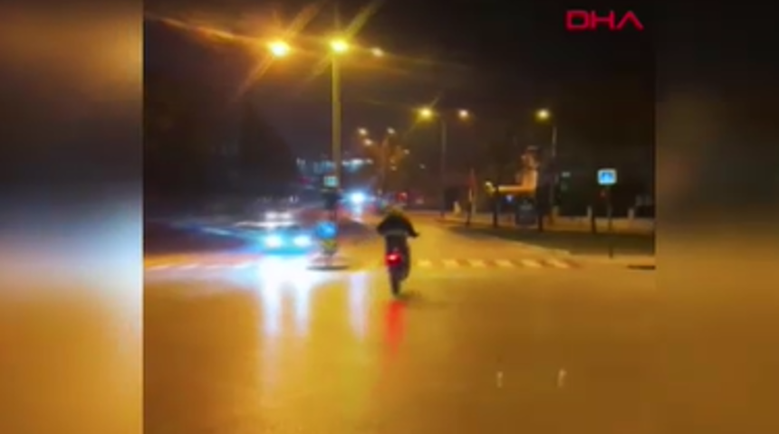 Sosyal medyasında bile paylaşmış! Akrobatik hareketlerle trafiği tehlikeye atan motosikletli yakalandı