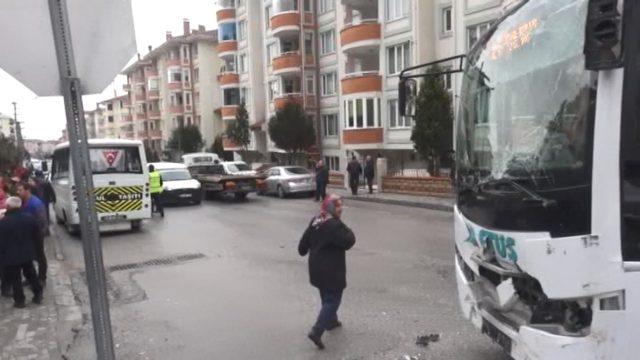 Edirne'de okul servisi ile midibüs çarpıştı: 11 yaralı