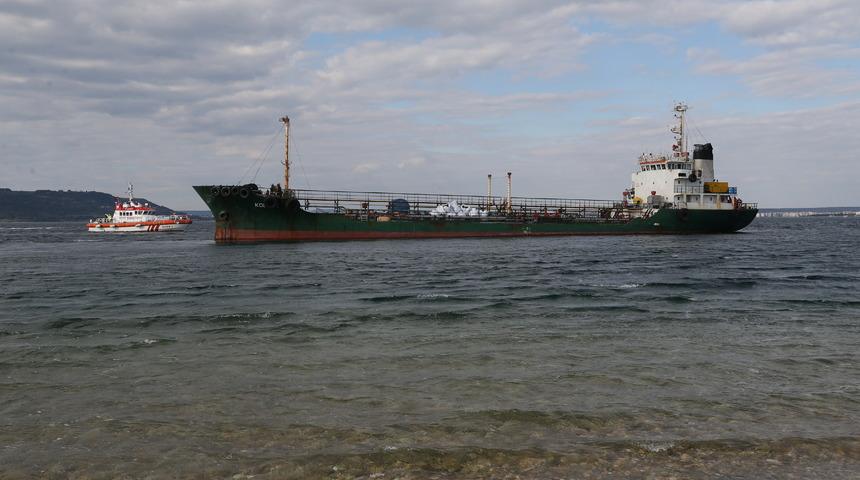 Çanakkale Boğazı'nda karaya oturan tanker kurtarıldı