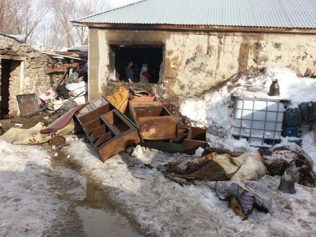 Ateşle oynayan çocuklar evi yaktı