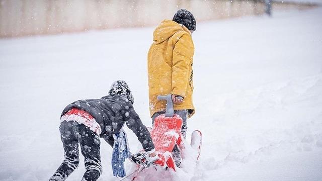 Eğitime kar engeli! Peş peşe haberler geldi! İşte okulların tatil edildiği iller...