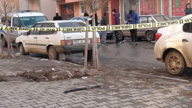 Boşanma davası açan eşini öldürdü, kayınpederini yaraladı