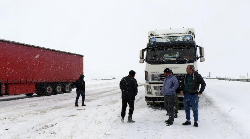 Erzincan- Kelkit yolunda ağır tonajlı araç geçişine izin verilmiyor