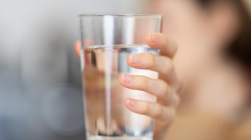 Aşırı su tüketimi hayatından etti! Felaket gibi ölüm: Hiponatremiye bağlı beyin şişmesi yaşayıp kalp krizi geçirdi