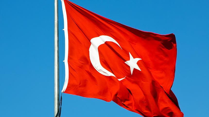 Türk bayrağına çirkin saldırı