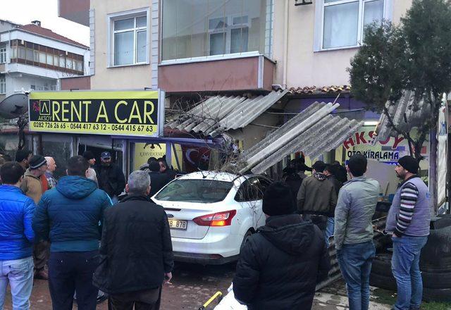 Kontrolden çıkan otomobil işyerine girdi: 1 yaralı