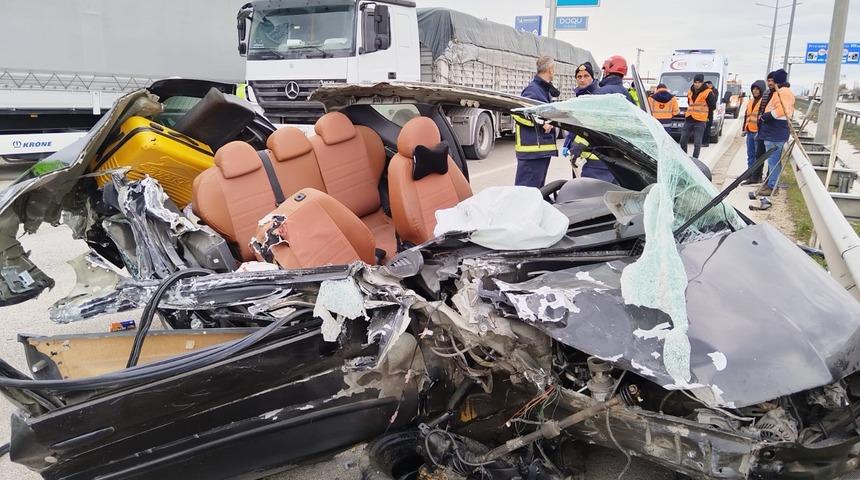 Amasya'da korkutan kaza... Tıra çarpan otomobil paramparça oldu: 4 kişilik aile ölümden döndü!