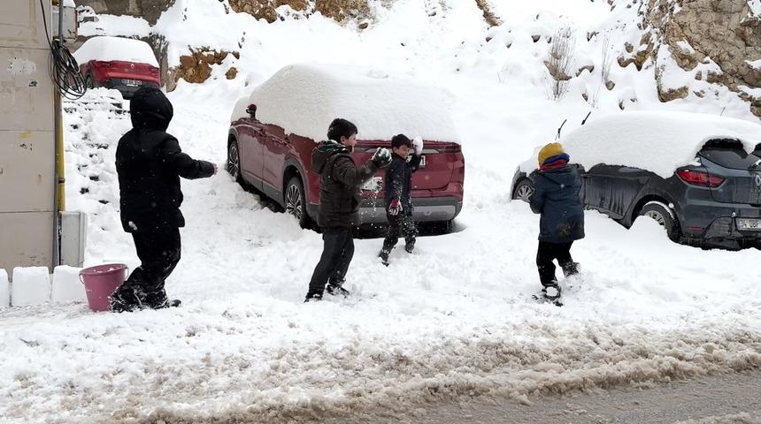 Bayburt'ta birçok köy yolu kardan kapandı