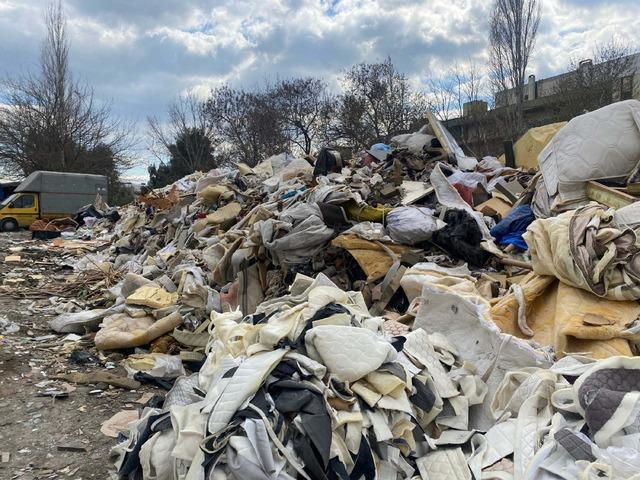 İzmir'de esnafı isyan ettiren görüntü: Sanayi sitesinde çöpler yığın oldu