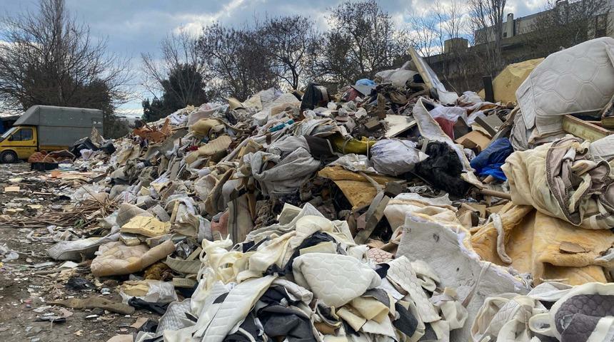 İzmir'de esnafı isyan ettiren görüntü: Sanayi sitesinde çöpler yığın oldu