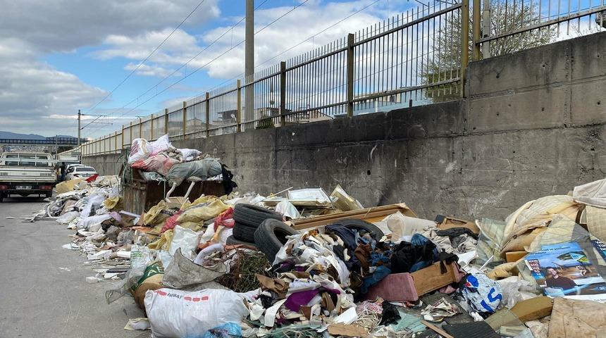 İzmir'deki sanayi sitesinde çöp yığınları oluştu! Esnaf çözüm bekliyor...