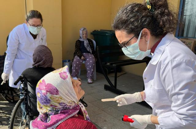 Huzurevi sakinlerine diş taraması yapıldı