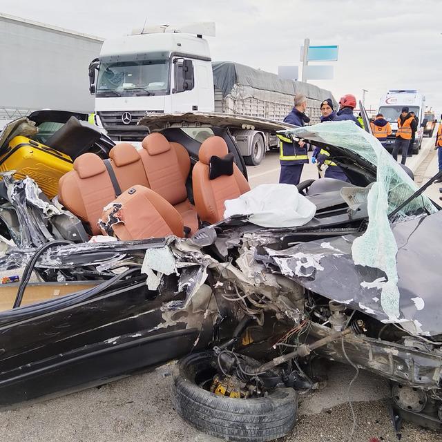 Amasya'da kaza: Park halindeki tıra çarpan otomobildeki 4 kişi yaralandı