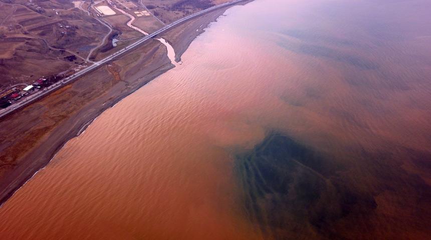 Debisi yükselen dere, Van Gölü kıyılarında renk değişikliğine yol açtı: "Böyle bir manzarayla ilk kez karşılaştık"
